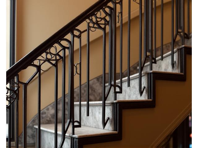 Rampe d'escalier en métal aux motifs géométriques